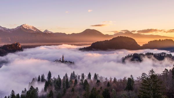 nebbia,paesaggio,alberi,montagne,cielo,Chiesa