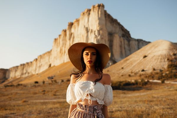 wanita, topi, potret, wanita di luar ruangan, bahu telanjang, lipstik merah