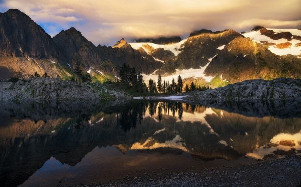 Montagnes, le coucher du soleil, des arbres, paysage, mer, Lac