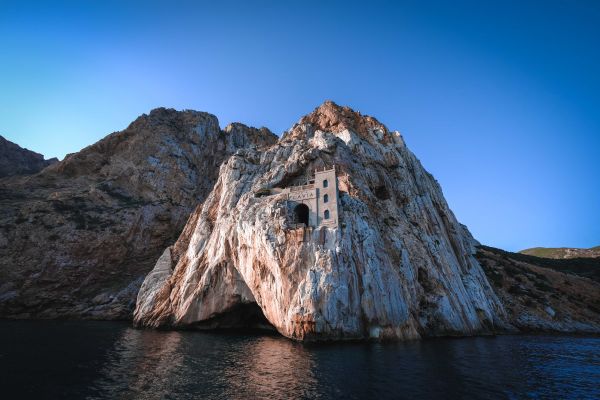 water,sky,mountain,Natural landscape,bedrock,coastal and oceanic landforms