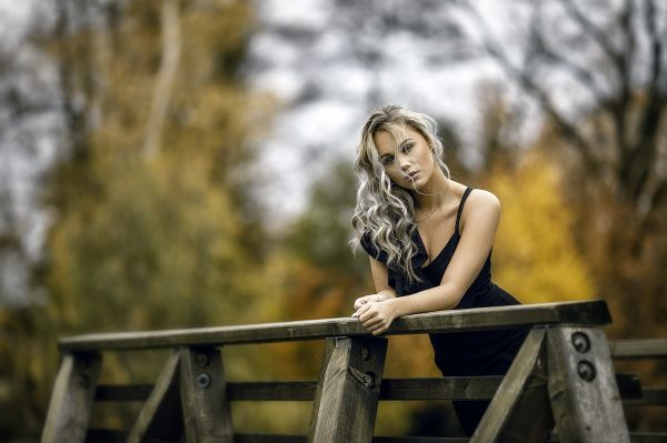 vrouw,model-,kijken naar kijker,jurk,women outdoors,blond