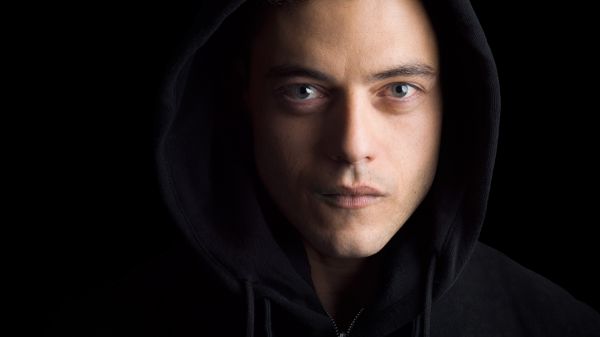 Rami Malek,ο κ ρομπότ,κουκούλα,πρόσωπο