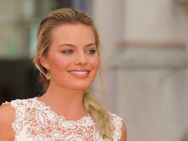 Margot Robbie,aktris,berambut pirang,tersenyum,menghadapi