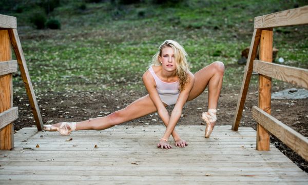 ballet slippers,uitgestrekt,vrouw,blond,women outdoors,danser