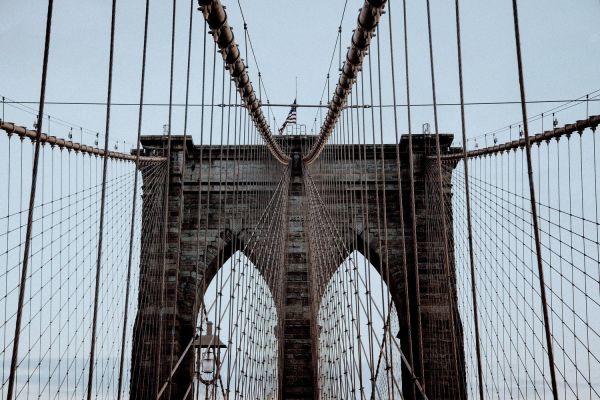 Brooklyn Bridge,1500x1000 px,amerikansk flagg,bro,fotografering