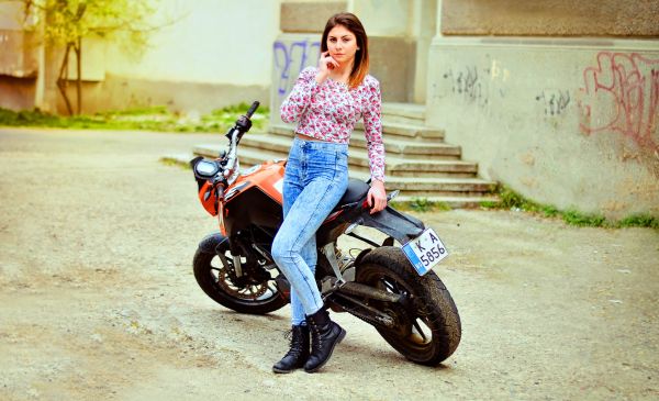 Fahrrad,Motorrad,Fahrzeug,Frauen mit Fahrrädern,Jeans,Hand auf Gesicht