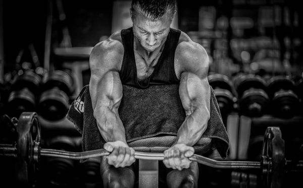 monochroom,bodybuilder,bodybuilding,spier,arm,hengel