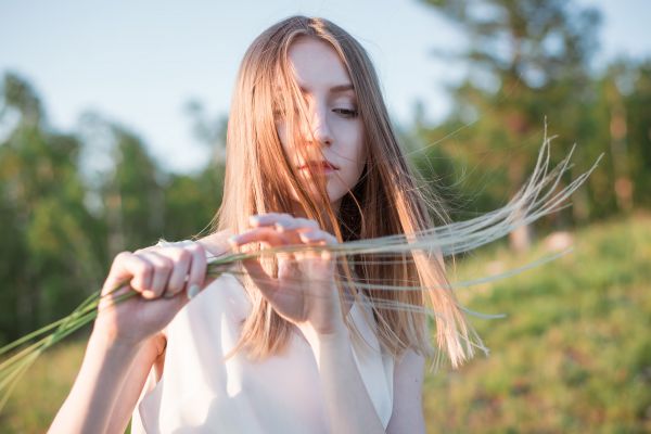 wanita,model,wanita di luar ruangan,potret,kedalaman lapangan,rambut di wajah