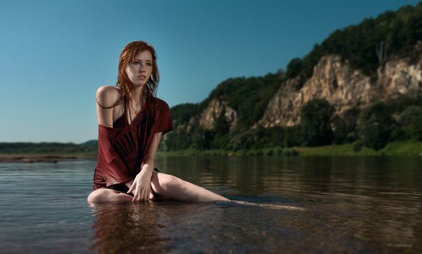 agua,mujer,sentado,lago,naturaleza,pelirrojo