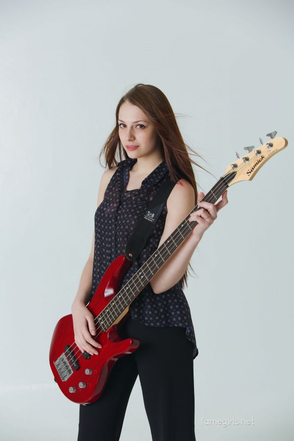 Isabella famegirls,Isabela,famegirls,Guitarras bajas,pelo largo