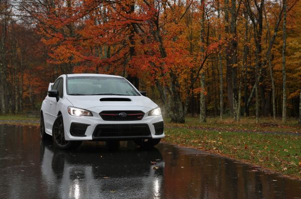 車,スバル,スバルインプレッサWRX STi,スポーツカー,白い車,秋