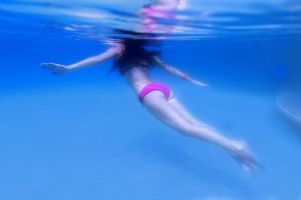 brunetă,fotografie,model,sub apă,piscina,bikini