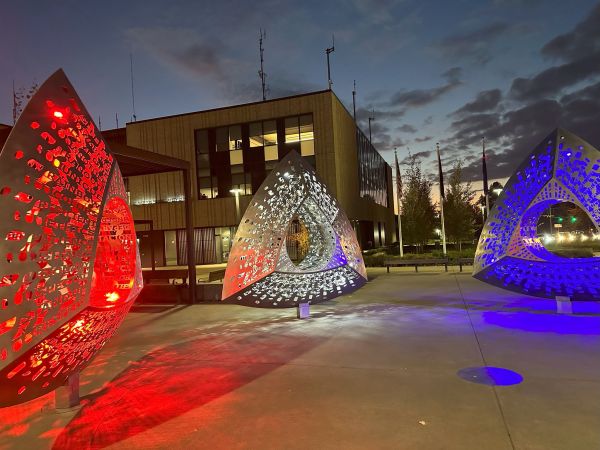 Oregon,Beaverton,heykel,metal sculpture,kütüphane