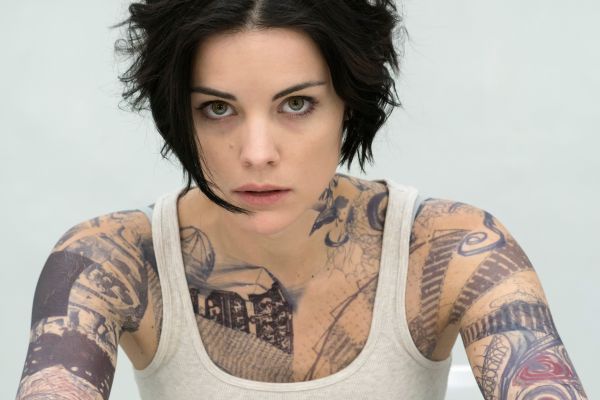 đàn bà,nữ diễn viên,xăm hình,Blindspot,Jaimie Alexander,tóc ngắn