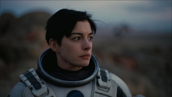 Ekran görüntüsü,aktris,Uzay tulumu,anne Hathaway,Yıldızlararası film