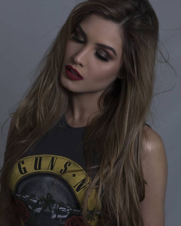 Osmariel Villalobos,Pistoale și trandafiri,GNR,model,femei,ruj rosu