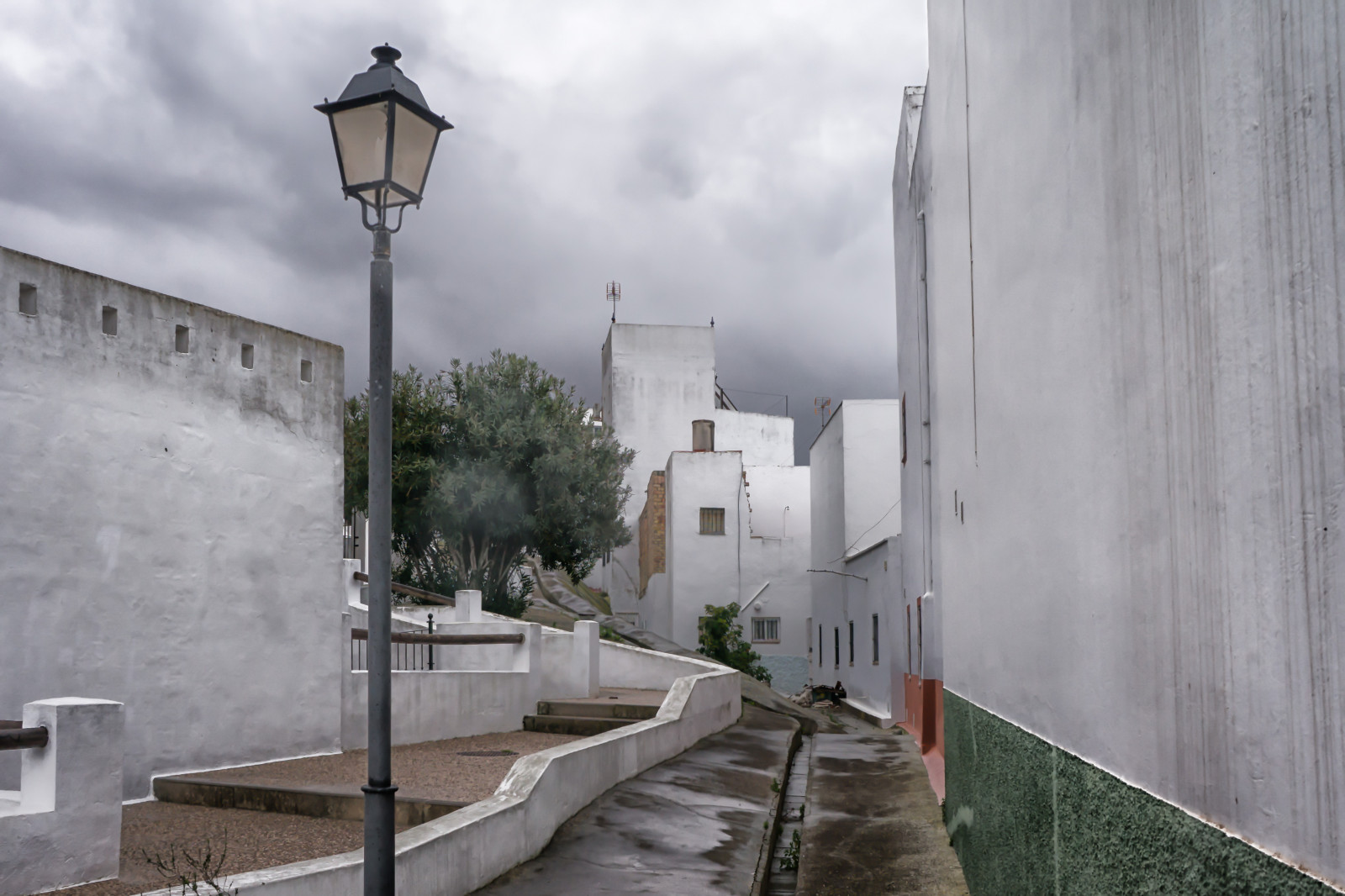 Strassenlicht, Weiß, alt, Fenster, Straße, Mittelmeer-, die Architektur, Alt, Gebäude, Himmel, Mauer, Haus, Tourismus, blau, Dorf, Spanien, Tür, Europa, ANDALUSIEN, Baum, Reise, Beleuchtung, Tourist, Fassade, Leuchte, Conildelafrontera, Costadelaluz, Barriodepescadores