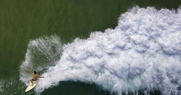 bărbați în aer liber,apă,bărbați,valuri,surfing