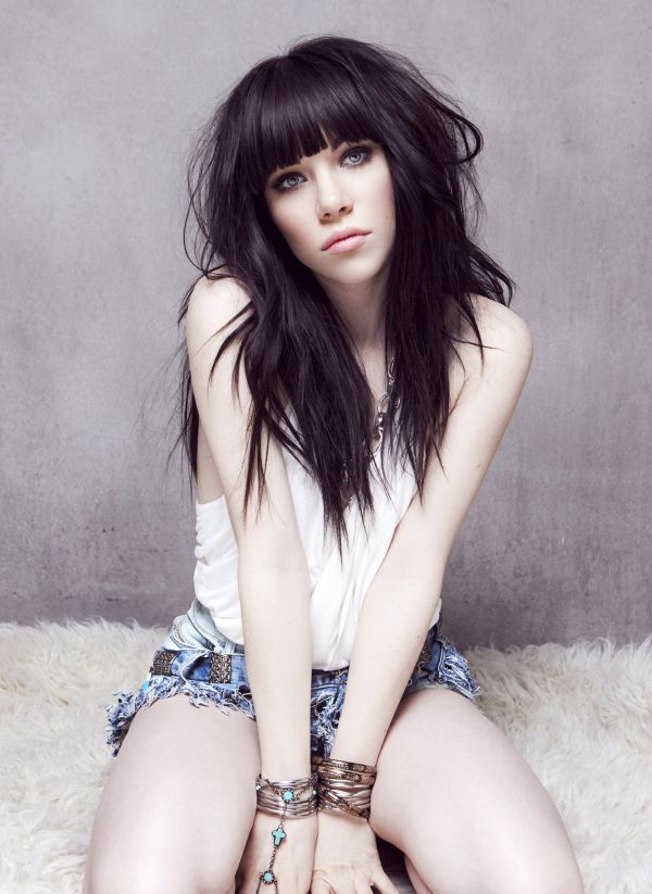 mujer,morena,pelo largo,Carly Rae Jepsen,cantante,De rodillas