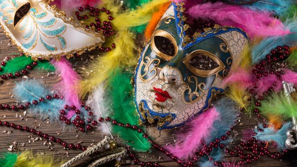 3840x2160 px,colorful,feathers,keys,mask,pearl necklace