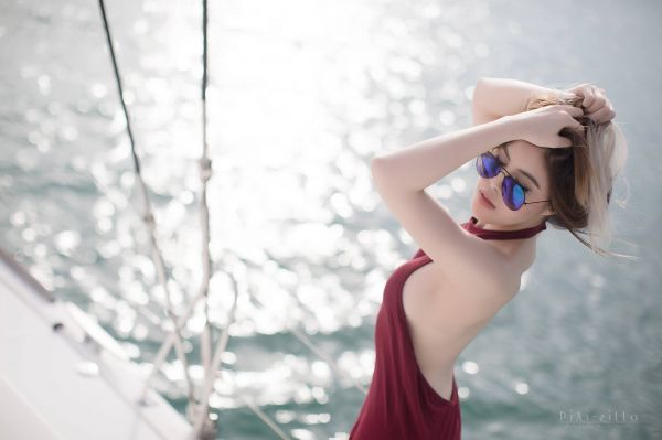 hands in hair,sideboob,women with glasses,arm up,women with boats,women with shades