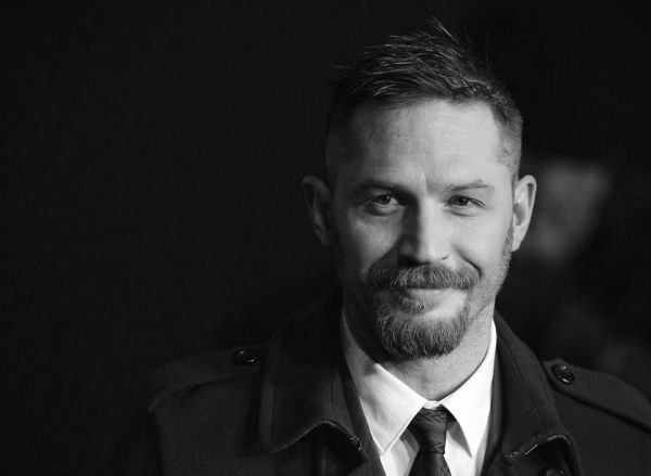 menn,Tom Hardy,monokrom,smilende