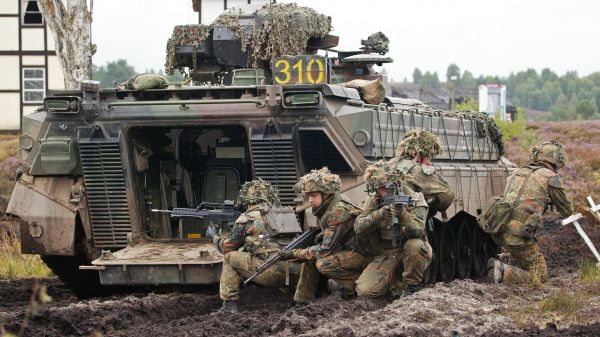 vehículo,arma,soldado,militar,vehículo de combate de infantería,Ejército