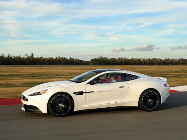 bílý,auto,vozidlo,boční pohled,sportovní auto,Aston Martin