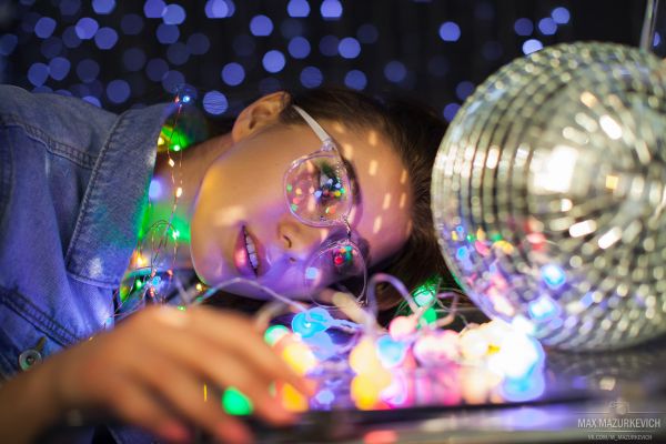 Bolas de discoteca,Max Mazurkevich,luces,Mujeres con gafas