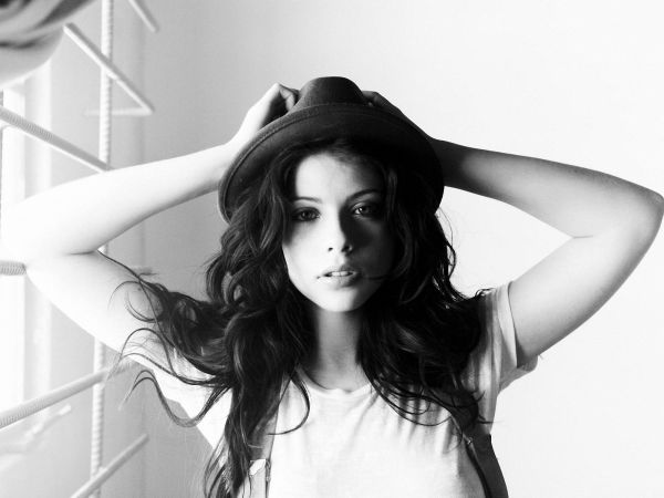 Michelle Trachtenberg,brunette,skuespillerinde,bw