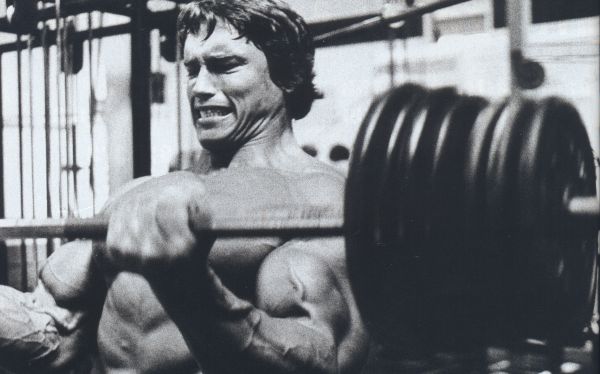 monochroom, Arnold Schwarzenegger, bodybuilder, sportscholen, uitoefenen, dumbbells