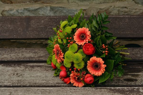 leaves,wooden surface,1920x1280 px,bouquet,flowers,gerbera