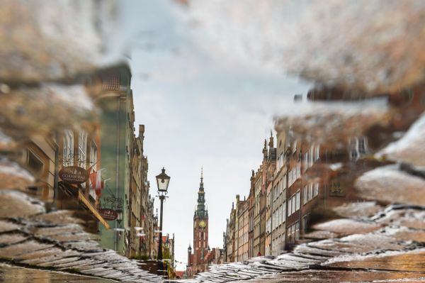 reflection,Water Splash,architecture,building,street,cobblestone