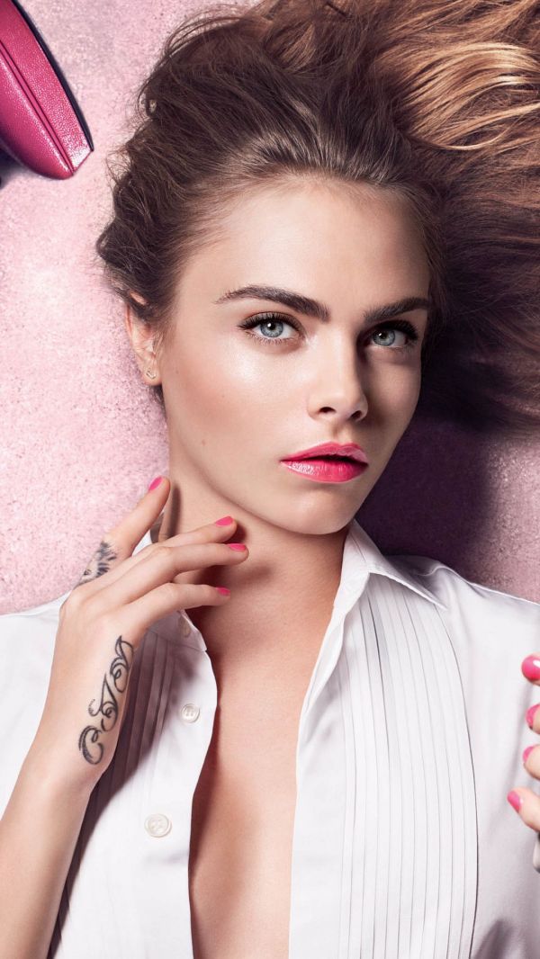 Cara Delevingne,mata hijau,bibir berair