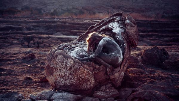 Kvinder udendørs,Kvinder,model,langt hår,klippe,natur