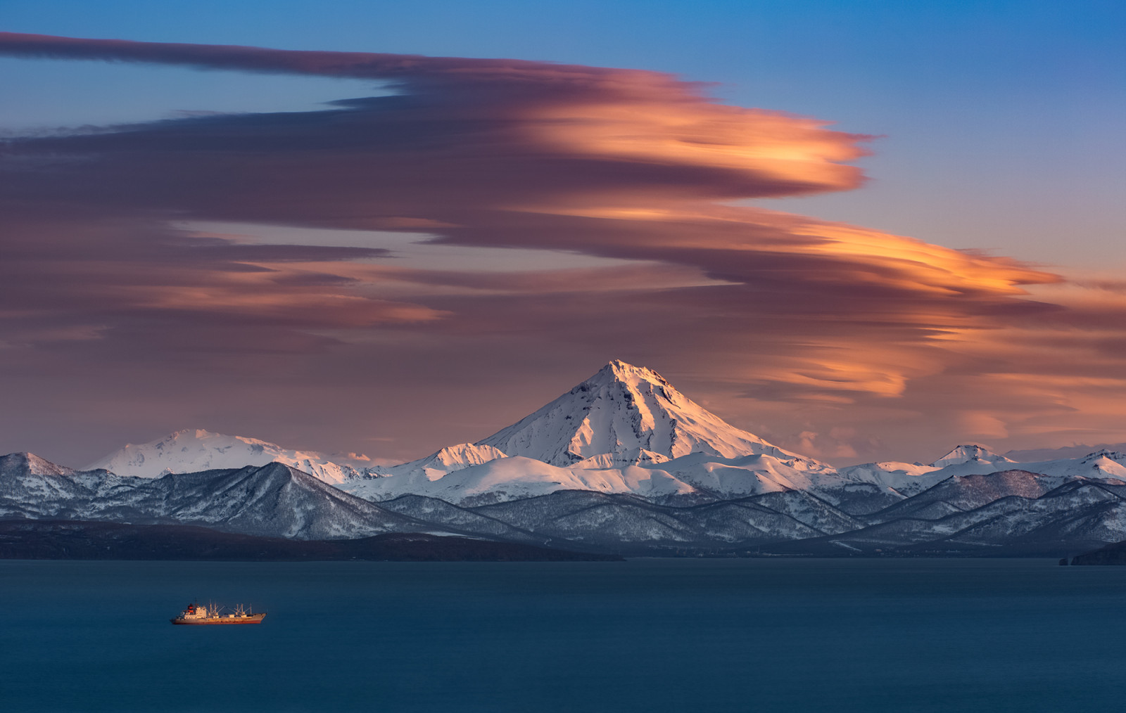 Montagnes, Pic enneigé, neige, eau, réflexion, le coucher du soleil, des nuages