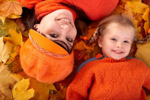 Madre,hija,otoño,ropa,hojas