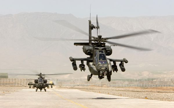 Boeing AH 64 Apache,2560x1600 px,woestijn,helicopters,militaire vliegtuigen