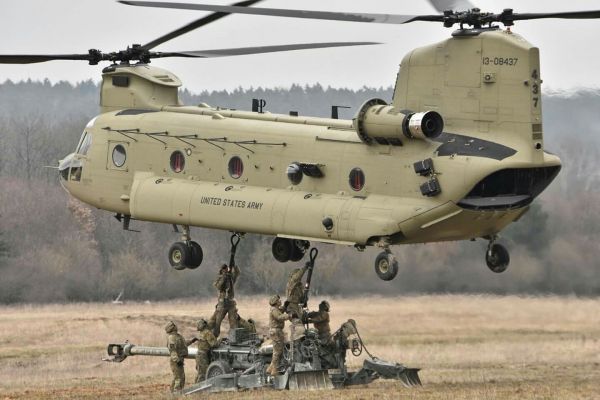 helicopters,militaire vliegtuigen,Boeing CH 47 Chinook,M777 houwitser