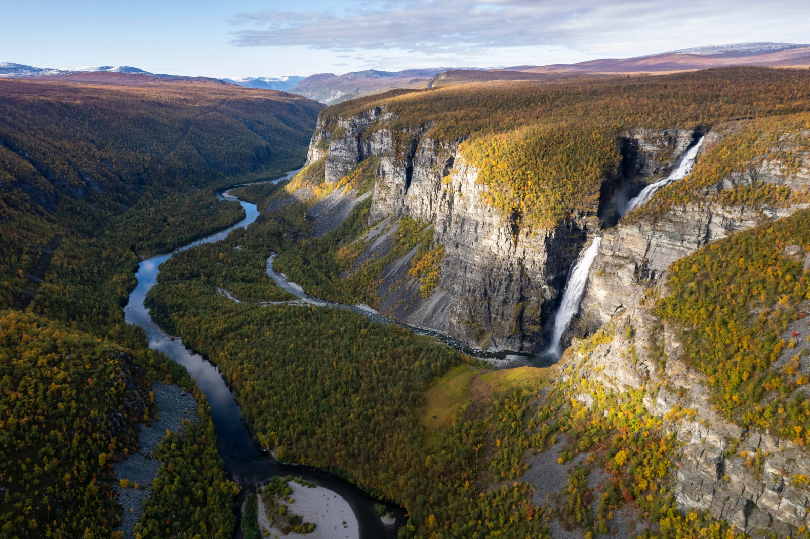 небе, водни ресурси, облак, планина, екорегион, Natural landscape, fluvial landforms of streams, наклон, речно корито, планинска област, терен, банка, пейзаж, образуване, геоложки феномен, път, планинска верига, долина, бряг, пасище, хълм, поток, ескарп, плато, геология, резервоар, размисъл, рок, klippe, крайбрежие, оголване, масив, падна, зима, неплодородни области, природен резерват, хребет, птичи поглед, въздушна фотография, Замразяване, Тарн, Повреда, влажна зона, нос, планинска река, стръмна скала, Лейк Дистрикт, бърз, ледников релеф, впускателен, тундра, intrusion, връх, гора, звук, рекичка, Raised beach, ледник, вятърната релеф, заливните, трева, езеро, планински проход, функция вода, море, Приток, река, Алпи