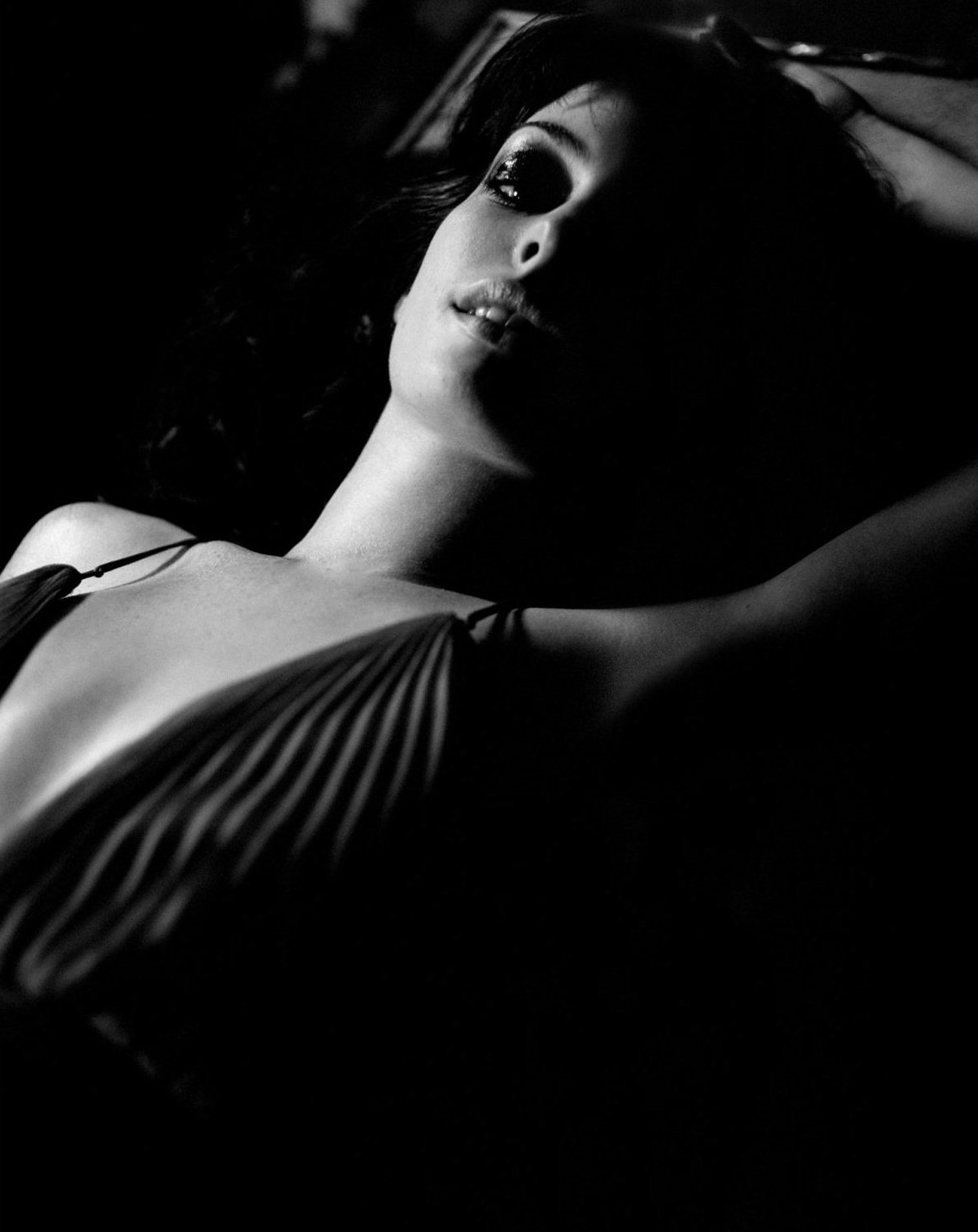 negro, mujer, monocromo, modelo, retrato, fotografía, Actriz, Anne Hathaway, belleza, oscuridad, en blanco y negro, Fotografía monocroma, Sesión de fotos, Película negra