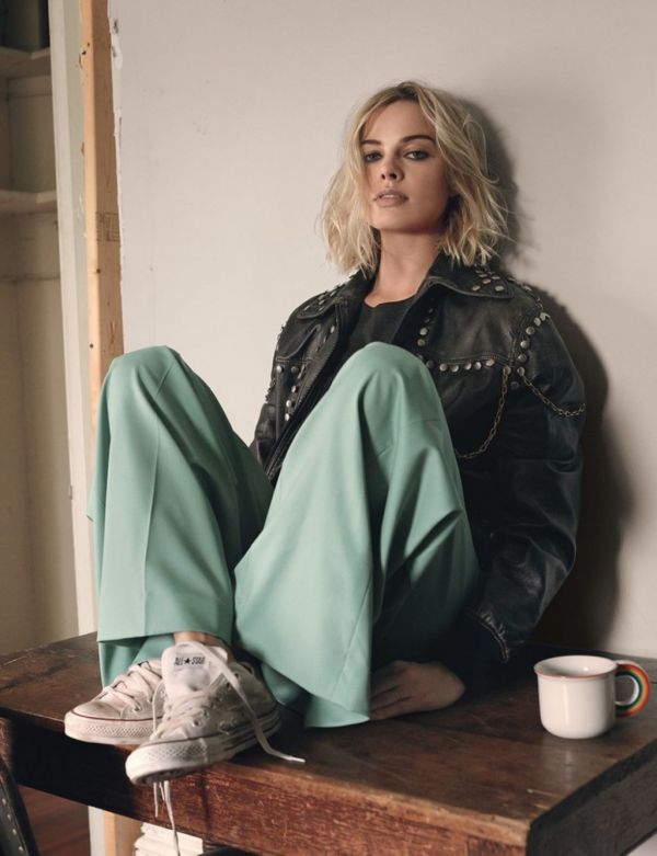 Margot Robbie,actress,women,looking at viewer,jacket,sneakers