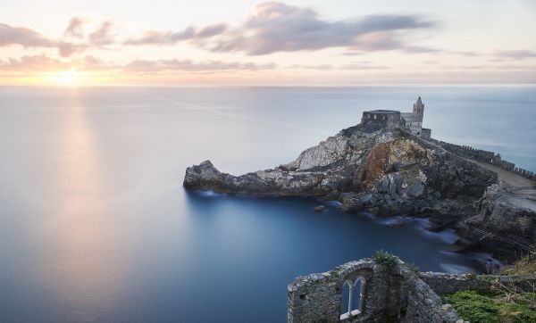 пейзаж,море,Солнечный лучик,Деревьями,закат солнца,Италия