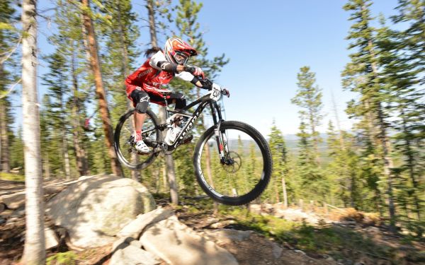 1600x1000 px,Fahrrad,Helm,Mountainbikes,Frauen mit Fahrrädern