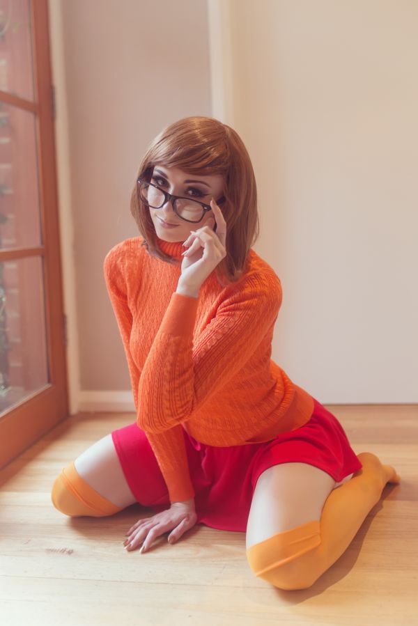 Kayla Erin,モデル,ひざまずく,ミニスカート,ニーハイ,眼鏡を持った女性