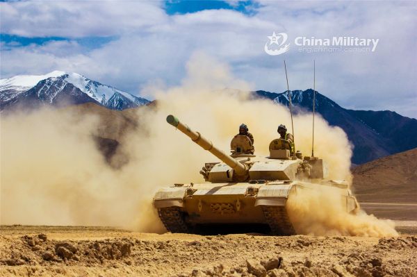 China,tanque,propaganda,montanhas,nuvens