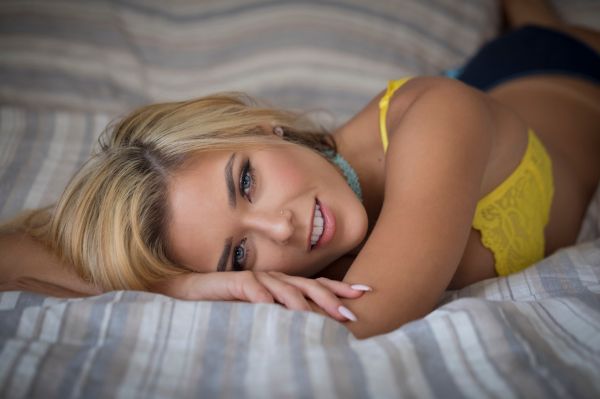 Neesy Rizzo,vrouw,blond,glimlachen,liggend op de voorzijde,in bed