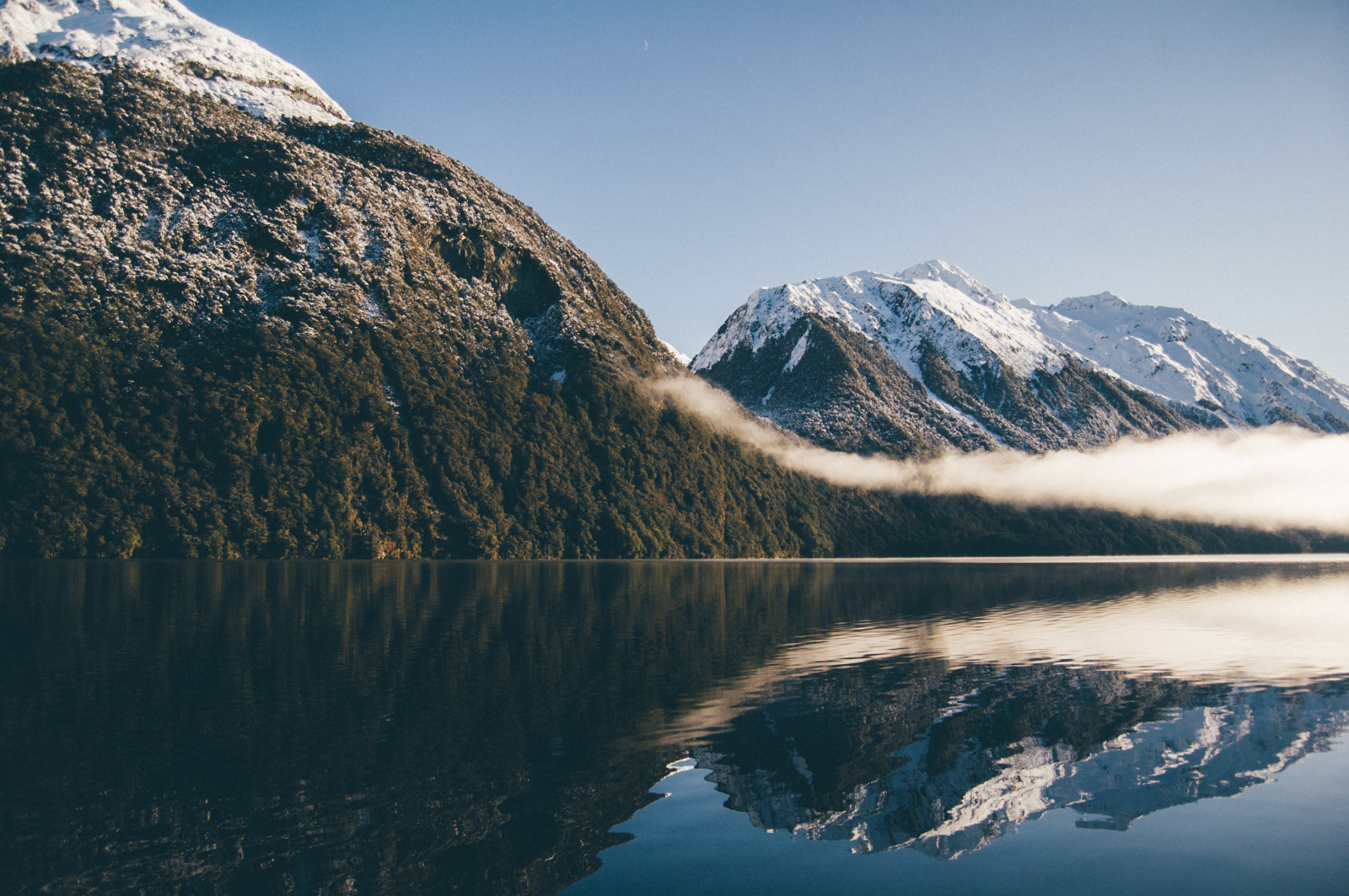 Landschaft, Berge, See, Wasser, Natur, Betrachtung, Himmel, Schnee, Winter, Fjord, Wildnis, Alpen, Grat, Wolke, Berg, Wetter, Reservoir, See, Atmosphärisches Phänomen, Bergige landforms, Landform, geographische Eigenschaft, Gebirge, Glaziale landform, fiel