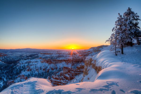 príroda,krajina,sneh,slnečnému žiareniu,Národný park Bryce Canyon,zimné