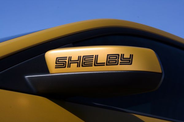 auto,veicolo,Shelby,2012,giallo,guida